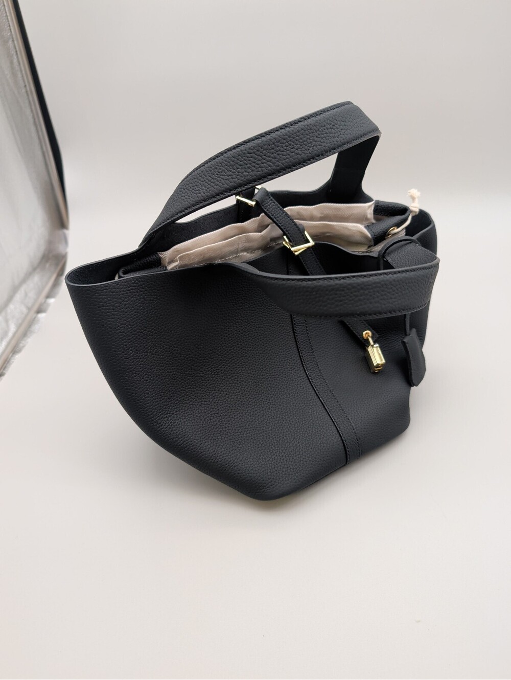 Lock Doesn't Operate Black Leather Tote Shoulder Bag with Drawstring Inner Pouch